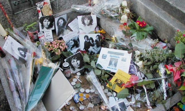 Objetos con los que fueron enterrados Johnny Cash, Jim Morrison, Elvis y más artistas